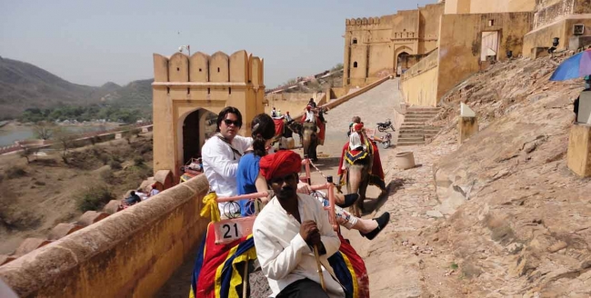 VIAJES GRUPALES A JOYAS DE RAJASTHAN EN LA INDIA - Abhaneri / Agra / Delhi / FATEHPUR SIKRI / Fuerte Amber / Jaipur / JODHPUR / Púshkar / RANAKPUR / UDAIPUR / - Buteler en India