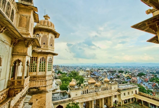 VIAJES GRUPALES A JOYAS DE RAJASTHAN EN LA INDIA - Abhaneri / Agra / Delhi / FATEHPUR SIKRI / Fuerte Amber / Jaipur / JODHPUR / Púshkar / RANAKPUR / UDAIPUR / - Buteler en India